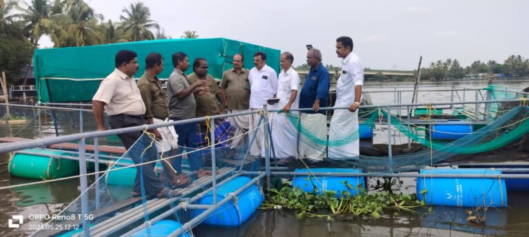 Karshaka Morcha district leaders visited Periyar fish farming areas
